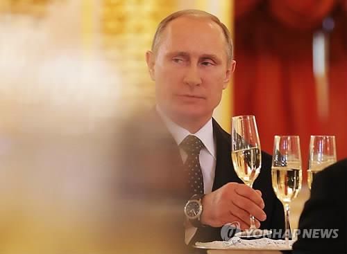 2013년 한 행사에서 샴페인 잔을 들고 있는 블라디미르 푸틴 [EPA 연합뉴스 자료사진] 