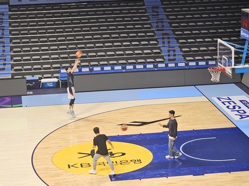 3점슛을 연습하는 이현중