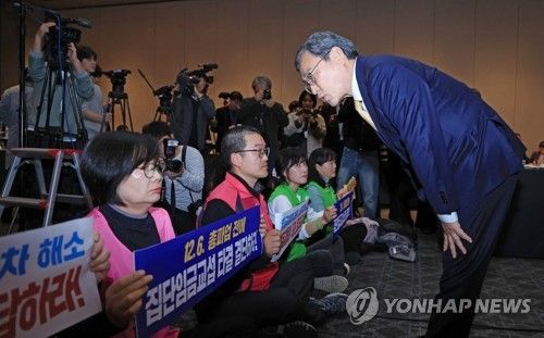 조합원들과 대화하는 정근식 교육감