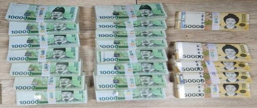 압수수색 때 발견된 돈다발