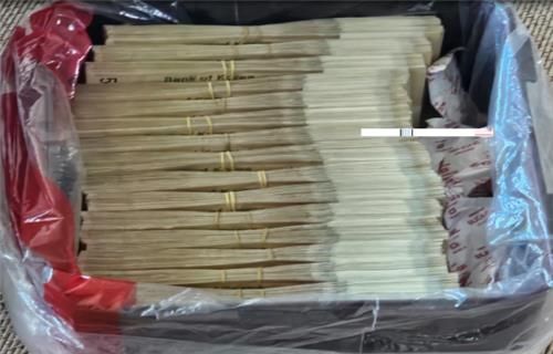 김치통에 숨겨둔 현금 다발