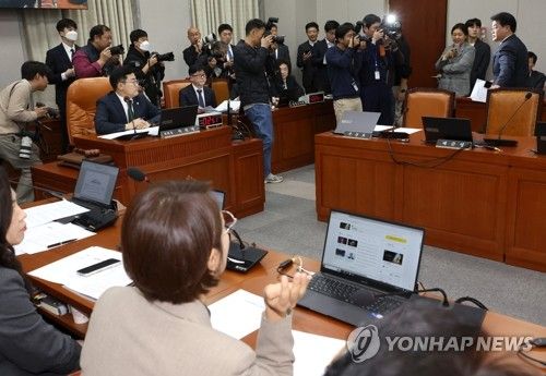 퇴장하는 국민의힘