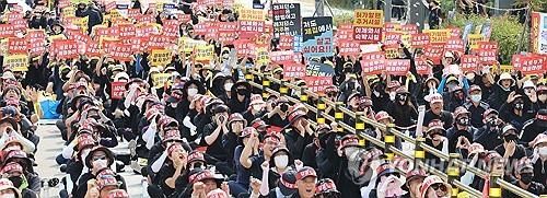 지난 9월 세종시 정부세종청사 국토교통부앞에서 열린 생활형숙박시설 관계자들의 규탄 집회 모습. [연합뉴스 자료사진] 