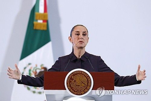 아침 기자회견하는 멕시코 대통령