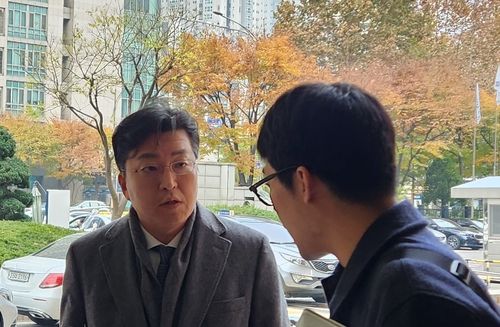 취재진에 답변하는 김기유 전 태광그룹 의장 측 변호인