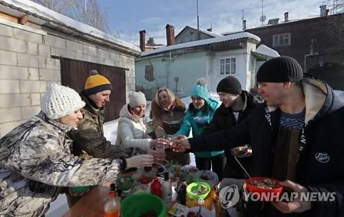 보드카로 건배하고 있는 러시아 주민들 [EPA 연합뉴스 자료사진]