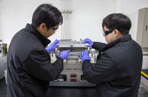 개발한 촉매로 실험하는 에너지연 연구팀