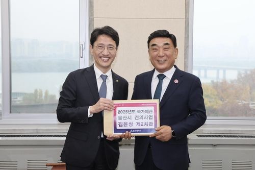 김두겸 울산시장(오른쪽), 김윤상 기획재정부 제2차관에게 국비 증액 건의