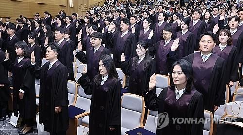 선서하는 신임 판사들 