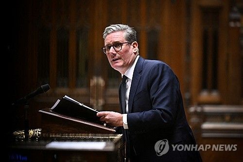 21일 의회에서 발언하는 스타머 총리