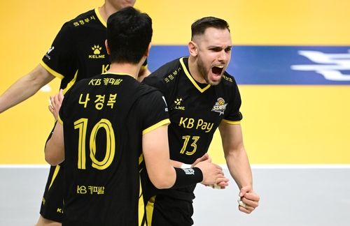 득점 후 기뻐하는 KB손해보험의 비예나