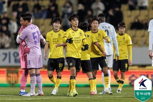 부산을 꺾고 플레이오프에 진출한 전남 선수들의 모습.