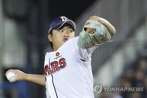 두산 마무리 정철원 역투