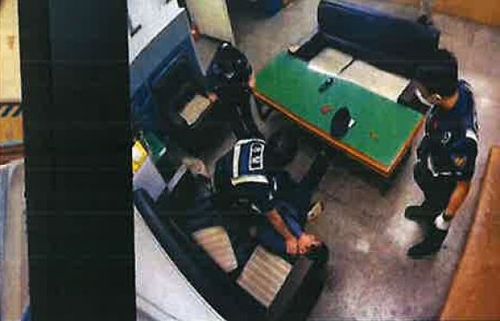 춘천 한 지구대 안에서 경찰관들이 주취자 A씨의 목을 누르는 모습.