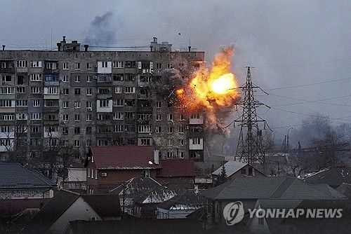 지난 2022년 마리우폴에서 발생한 교전 장면. [AP=연합뉴스 자료사진]