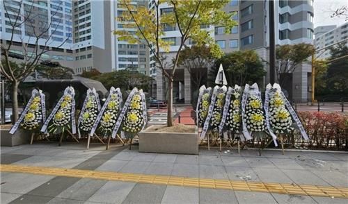 지난 4일 네이버 본사 앞에 놓인 '네이버 웹툰 불매' 근조화환[독자 제공. 재판매 및 DB 금지] 2024.11.23.