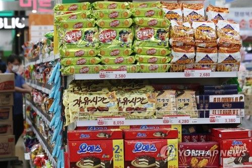 서울의 한 대형마트 과자 판매대