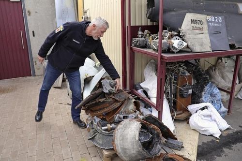 18일 북한산 KN-23 탄도미사일 잔해 설명하는 키이우 범죄과학연구소 전문가