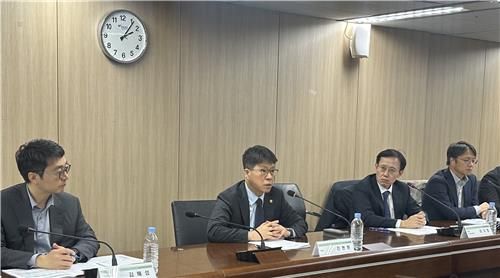 공공주택공급 점검회의를 주재하는 진현환 국토교통부 1차관(사진 가운데)