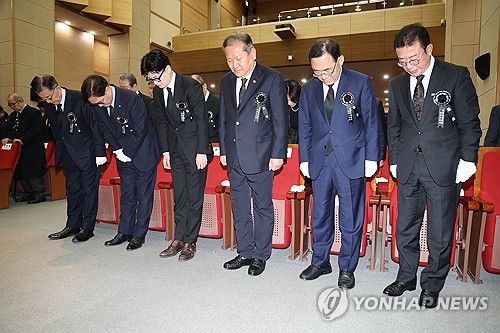 김영삼 전 대통령 9주기 추모식…묵념하는 참석자들
