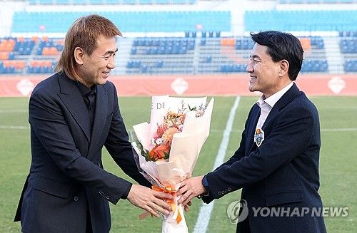 김병지 대표에게 꽃다발 건네는 김진태 구단주
