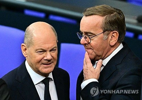 올라프 숄츠 총리(왼쪽)와 보리스 피스토리우스 국방장관