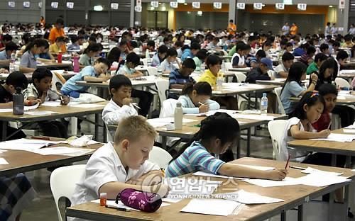 모의고사 보는 호주 초등학생들