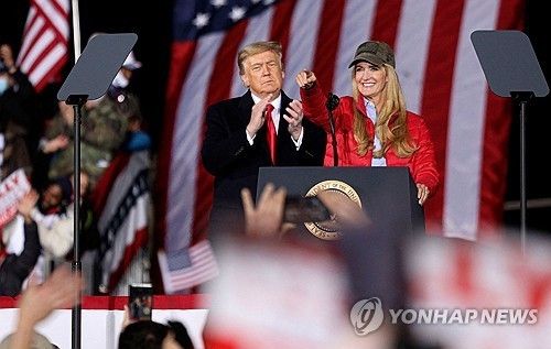 트럼프 미국 대통령 당선인과 켈리 레플러 전 연방 상원 의원(우) 