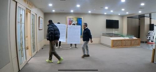 직무정지 중 진천선수촌 찾은 이기흥 회장(중앙)과 시위 벌이는 체육회 노조원