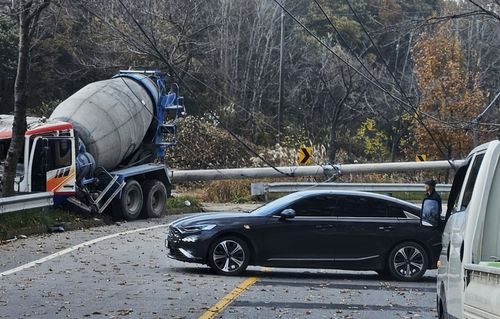 레미콘 사고로 도로 도로막은 전신주