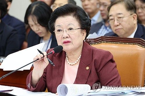 답변하는 이배용 국가교육위원장
