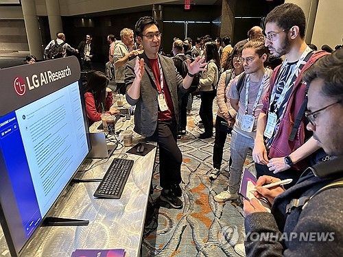 '엑사원 유니버스' 시연하는 이문태 LG AI연구원 어드밴스드 ML랩장