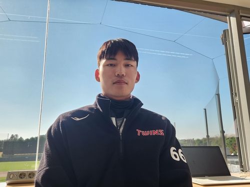 인터뷰하는 LG 김현종