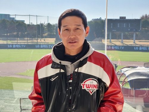 인터뷰하는 염경엽 LG 감독