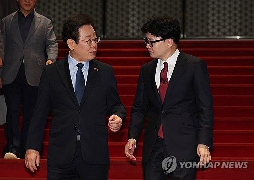 회담 마치고 대화하는 한동훈-이재명 대표