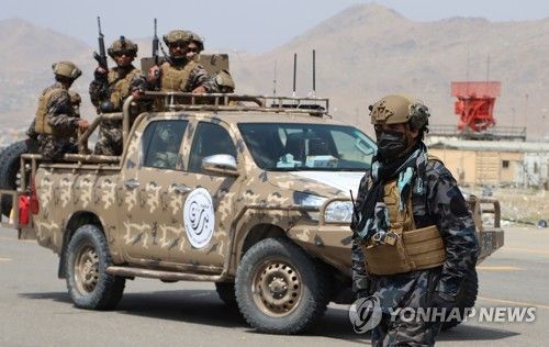 미군 철수 후 카불 공항 경비하는 탈레반 대원들