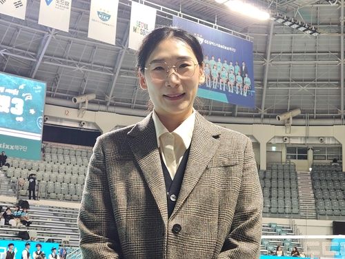 인터뷰하는 한수지