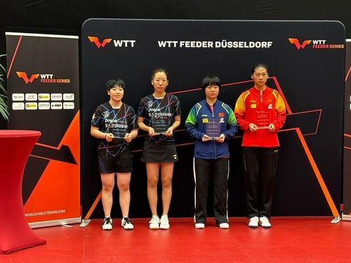 시상식 후 포즈 취한 유한나(맨 왼쪽), 양하은과 중국 선수들