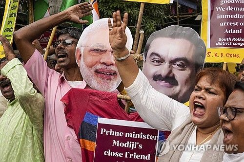 모디 총리와 아다니 회장 '유착' 규탄 시위