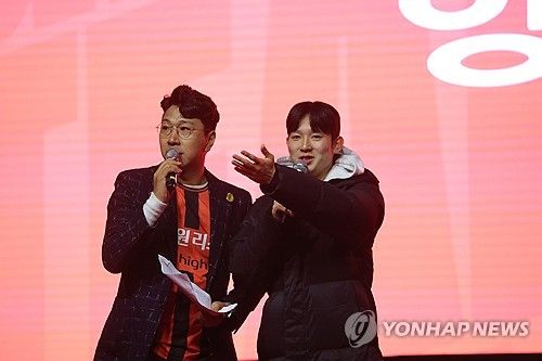 '이제는 영국으로'…강원FC 양민혁 환송식