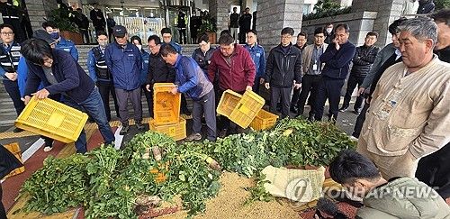 기후재난 피해 대책 요구하는 제주 농민들