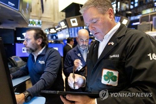 미국 뉴욕증권거래소(NYSE)에서 트레이더들이 업무를 보고 있다.