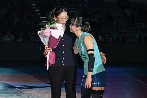 GS칼텍스 후배 유서연에게 꽃다발을 받은 한수지