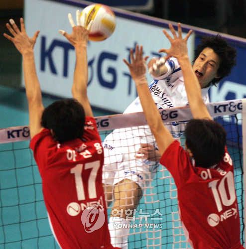 선수 시절 블로킹하는 하현용(왼쪽 앞)