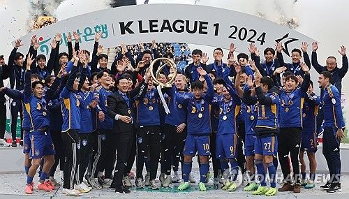 트로피 들어올리는 김판곤 감독과 선수들