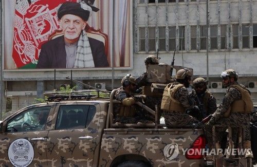 미군 철수 후 카불 공항 경비하는 탈레반 대원들