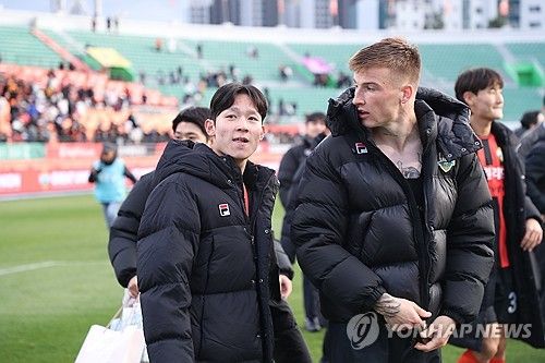 팬들에게 인사하는 양민혁과 코바체비치