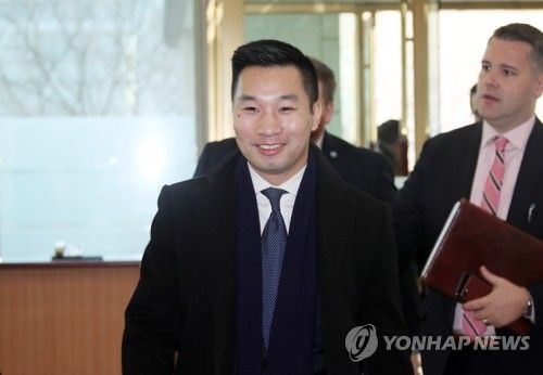 외교부 도착한 알렉스 웡 대북특별부대표
