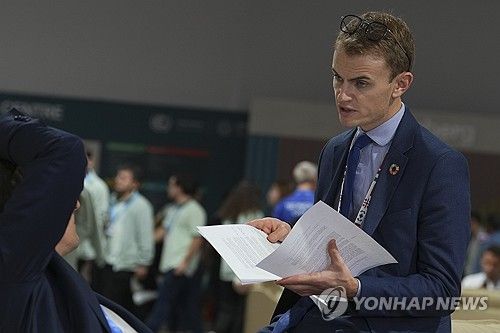 22일(현지시간) 아제르바이잔 바쿠에서 열린 COP29 회의장에서 합의문 초안 논의하는 참석자들