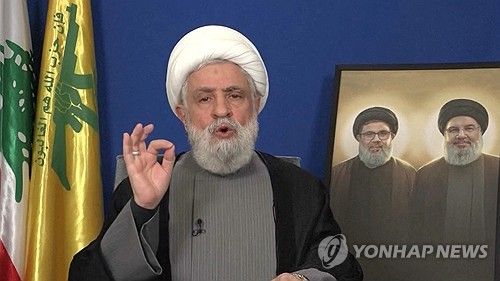 영상 연설 중인 헤즈볼라의 새 수장 나임 카셈